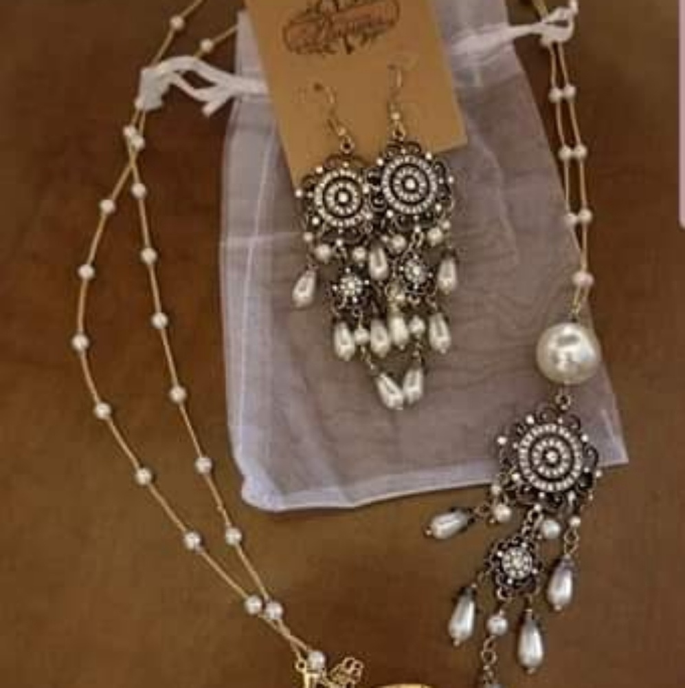 Plunder necklace and earring set